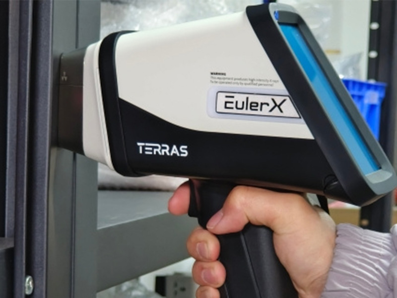 Does the XRF analyzer emit radiation? How should it be used safely?